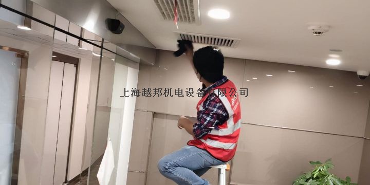 開(kāi)啟中央空調(diào)有臭味有灰塵是怎么回事？